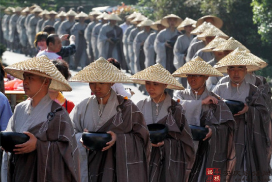 “托钵”何谓“拍马屁”